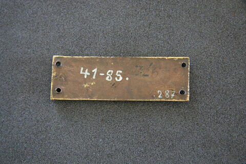 Petite plaque rectangulaire : trois losanges et de deux demi-losanges d'émail blanc inscrivant une petite rosette réservée, image 2/4