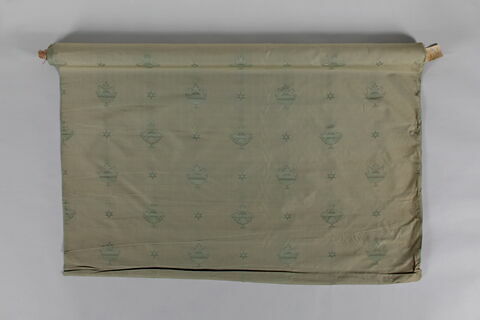 Rouleau de tissu d'ameublement à fond vert décoré d'étoiles et de vases à têtes de béliers blancs et or, image 2/3