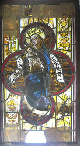 Vitrail de remplage avec Vierge à l'Enfant inséré dans une vitrerie recomposée, image 1/1
