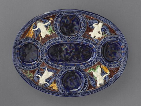 Coupe ovale : cavités et génies en relief, image 1/6
