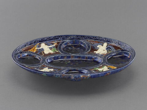 Coupe ovale : cavités et génies en relief, image 4/6