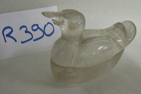 Bonbonnière en cristal de roche représentant un canard s'ouvrant au milieu du corps (socle en bois de fer manquant).
Chine, XIXème siècle.
H. 0.11 L. 0.13 avec le socle.