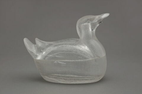Bonbonnière en cristal de roche représentant un canard s'ouvrant au milieu du corps (socle en bois de fer manquant)
H. 0.11 L. 0.13 avec le socle.