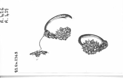 Bracelet avec une chaîne de suspension portant une petite pendeloque en or, image 1/1