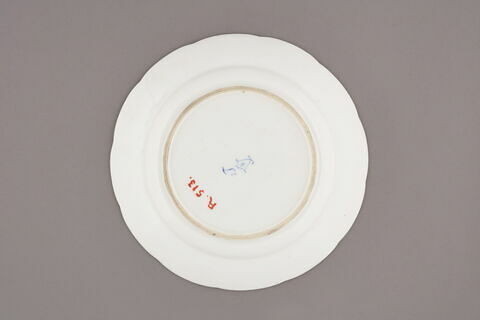 Assiette d'une série de quarante et une (R 510 à 549 bis); du service en pâte tendre blanche décorée de vases fleuris et d'amour en camaïeu rose et à bordure oeil de perdrix doré (R 489 à 549), image 2/3