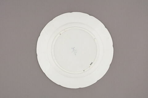 Assiette d'une série de quarante et une (R 510 à 549 bis); du service en pâte tendre blanche décorée de vases fleuris et d'amour en camaïeu rose et à bordure oeil de perdrix doré (R 489 à 549), image 2/3