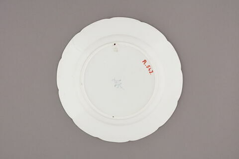 Assiette d'une série de quarante et une (R 510 à 549 bis); du service en pâte tendre blanche décorée de vases fleuris et d'amour en camaïeu rose et à bordure oeil de perdrix doré (R 489 à 549), image 2/3