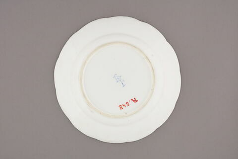 Assiette d'une série de quarante et une (R 510 à 549 bis); du service en pâte tendre blanche décorée de vases fleuris et d'amour en camaïeu rose et à bordure oeil de perdrix doré (R 489 à 549), image 2/4