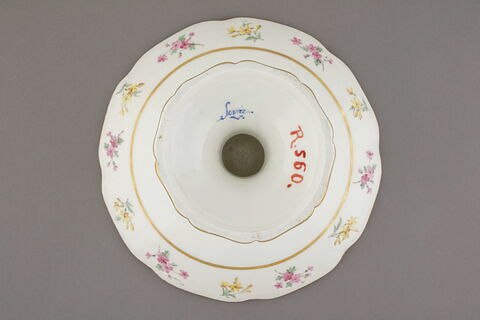 Compotier sur pied bas à bords contournés, d'une série de quatre (R 560, 561, 562, 563), d'un service de table (R 550 à 675), image 2/4