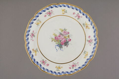 Compotier sur pied bas à bords contournés, d'une série de quatre (R 560, 561, 562, 563), d'un service de table (R 550 à 675), image 3/4