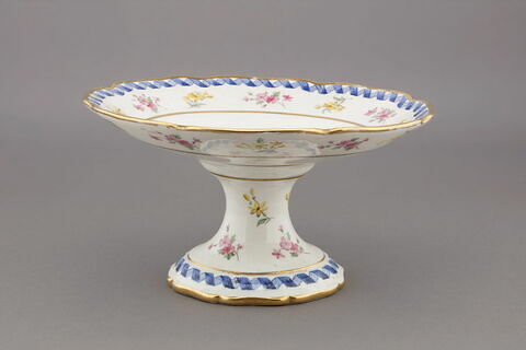 Compotier sur pied bas à bords contournés, d'une série de quatre (R 560, 561, 562, 563), d'un service de table (R 550 à 675), image 4/4