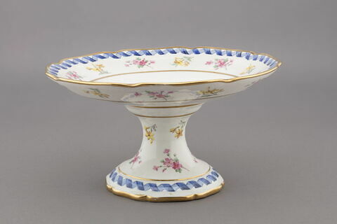 Compotier sur pied bas à bords contournés, d'une série de quatre (R 560, 561, 562, 563), d'un service de table (R 550 à 675), image 1/4