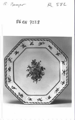 Assiette creuse à bords droits à six pans, d'une série de quatre (R 580 à 583), d'un service de table (R 550 à 675), image 3/3