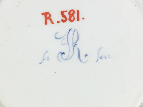 Assiette creuse à bords droits à six pans, d'une série de quatre (R 580 à 583), d'un service de table (R 550 à 675), image 2/3