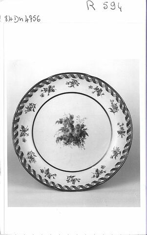 Assiette creuse, rondes, à bords contournés, d'une série de quatre (R 592 à 595), d'un service de table (R 550 à 675), image 3/3
