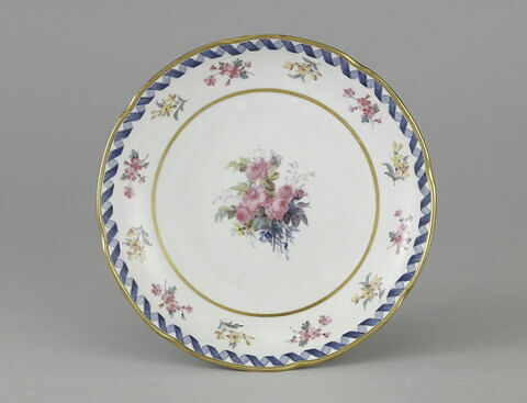 Assiette creuse, rondes, à bords contournés, d'une série de quatre (R 592 à 595), d'un service de table (R 550 à 675), image 1/3