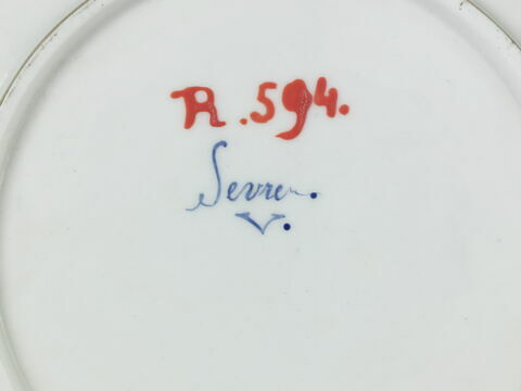 Assiette creuse, rondes, à bords contournés, d'une série de quatre (R 592 à 595), d'un service de table (R 550 à 675), image 2/3