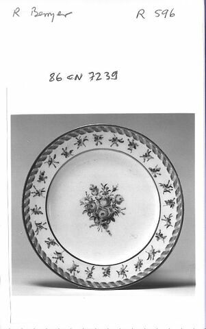 Assiette ronde, d'une série de soixante-neuf (R 596 à 664), d'un service de table (R 550 à 675), image 3/3