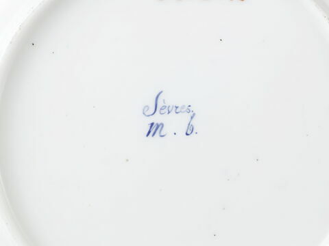 Assiette ronde, d'une série de soixante-neuf (R 596 à 664), d'un service de table (R 550 à 675), image 2/2