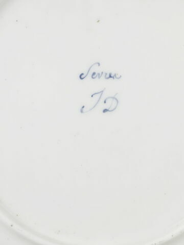 Assiette ronde, d'une série de soixante-neuf (R 596 à 664), d'un service de table (R 550 à 675), image 2/2