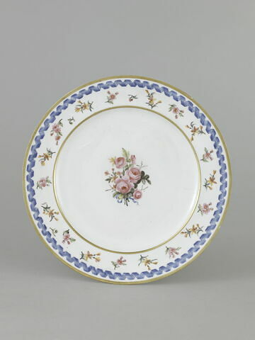 Assiette ronde, d'une série de soixante-neuf (R 596 à 664), d'un service de table (R 550 à 675), image 1/2