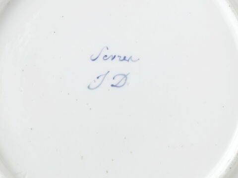 Assiette ronde, d'une série de soixante-neuf (R 596 à 664), d'un service de table (R 550 à 675), image 2/2