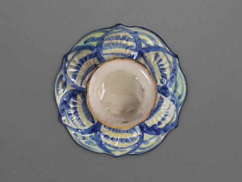 Coupe ronde godronnée : figure de femme à mi-corps, image 2/6