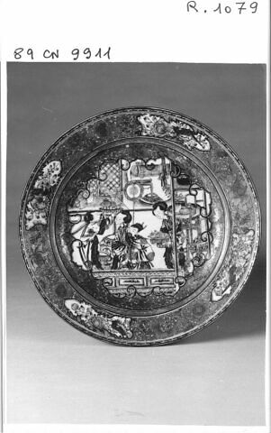 Assiette en porcelaine de Chine, décor noir et or, image 1/1