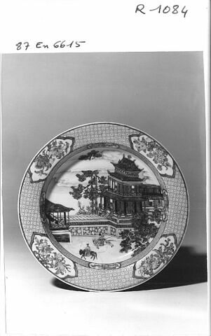 Assiette en porcelaine de Chine coquille d'oeuf, revers rubis, image 1/1