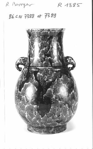 Vase, forme balustre à anses formées par des têtes d'éléphant, porcelaine bleu flambé, image 2/2