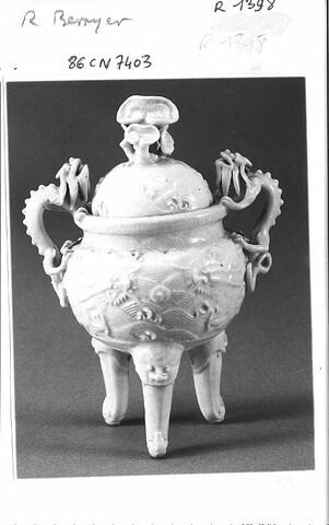 Vase à couvercle, anses formées de monstres, sur trois pieds