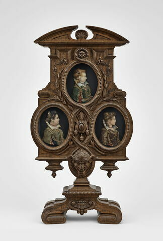 Trois médaillons dans un cadre en bois, pastiche néo-renaissance