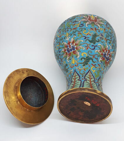 Vase pyriforme, d'une paire (TH 302), image 2/4