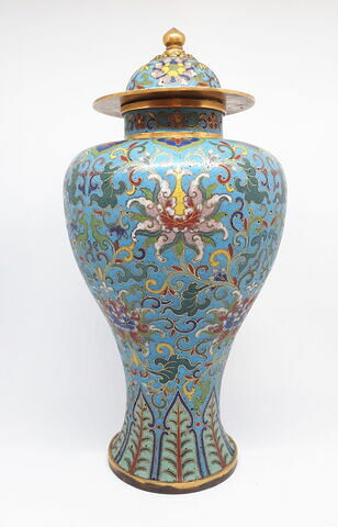 Vase pyriforme, d'une paire (TH 302)