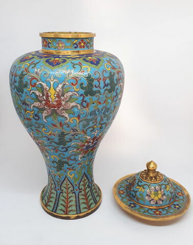 Vase pyriforme, d'une paire (TH 302), image 1/4