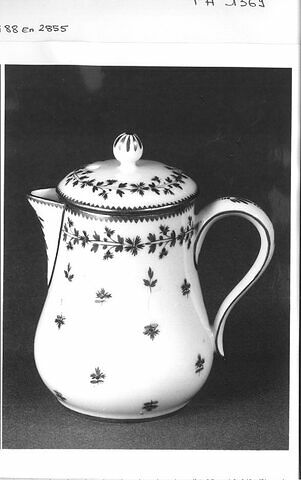 Pot à lait, d'un service de trois pièces (TH 1368 à 1370), image 2/3