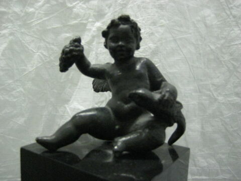Statuette ou élément d'applique ? : Amour tenant un perroquet et une grappe, image 1/1