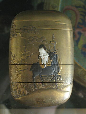 Boîte à médecine à quatre compartiments
laque d'or 
Japon, XIXe siècle
Décor : figure du dieu de la longévité et enfant jouant.