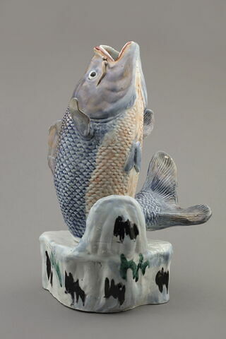 Vase en forme de carpe, d'une paire (avec TH 485), image 2/4