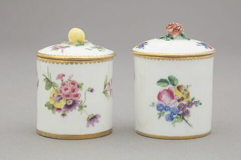 Pot à pommade en porcelaine, d'une paire, image 6/6