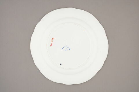 Assiette, à bords festonés, marli gaufré, d'un ensemble de soixante-dix (TH 1067 à 1136)., image 2/2