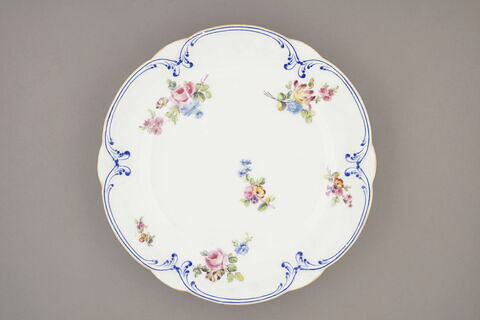 Assiette, à bords festonés, marli gaufré, d'un ensemble de soixante-dix (TH 1067 à 1136)., image 1/2