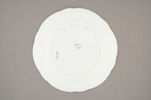 Assiette, à bords festonés, marli gaufré, d'un ensemble de soixante-dix (TH 1067 à 1136), image 2/2