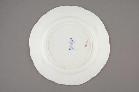 Assiette, à bords festonés, marli gaufré, d'un ensemble de soixante-dix (TH 1067 à 1136)., image 2/2