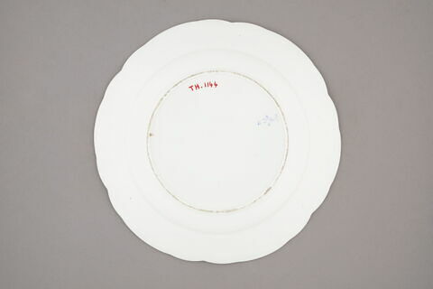 Assiette, à bords festonés, marli gaufré à ornements simulant des arceaux, d'un ensemble de huit (TH 1137 à 1144), image 2/2