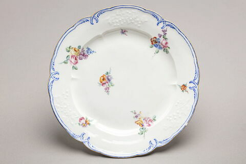 Assiette, à bords festonés, marli gaufré à ornements simulant des arceaux, d'un ensemble de huit (TH 1137 à 1144), image 1/2