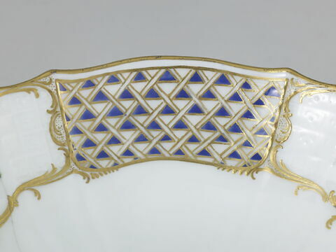 Compotier rond à côtes et à bords festonnés et gaufrés, à rosaces en relief, image 6/12