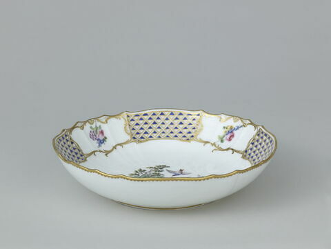 Compotier rond à côtes et à bords festonnés et gaufrés, à rosaces en relief, image 7/12
