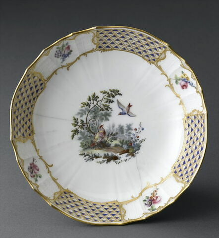 Compotier rond à côtes et à bords festonnés et gaufrés, à rosaces en relief, image 10/12