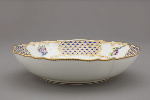 Compotier rond à côtes et à bords festonnés et gaufrés, à rosaces en relief, image 3/12